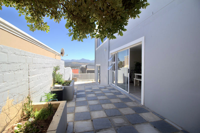 8 Bedroom Property for Sale in Mountainside Western Cape